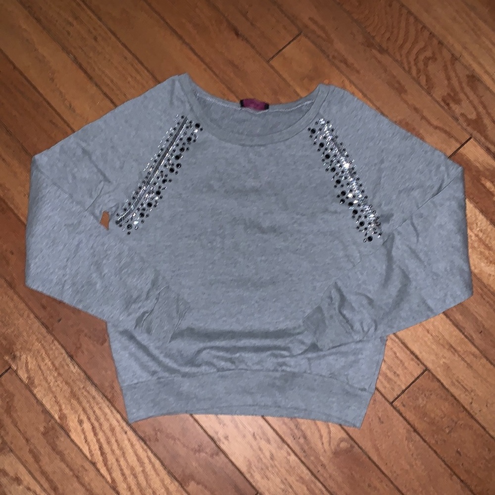 Cute gray sweater with embellishment ✨ - Picture 1 of 4